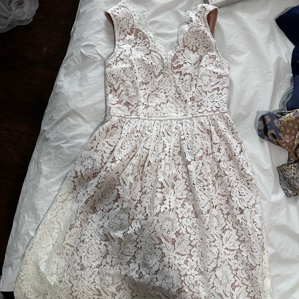 Lace dress with pockets